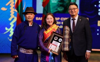  Аварга малчин, тариаланч, фермер, шилдэг өрхийн үйлдвэрлэл эрхлэгчдэд шагнал гардууллаа