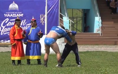 Баян-Өндөр сумын цол олгох хүчит бөхийн барилдааны нээлтийн үйл ажиллагаа